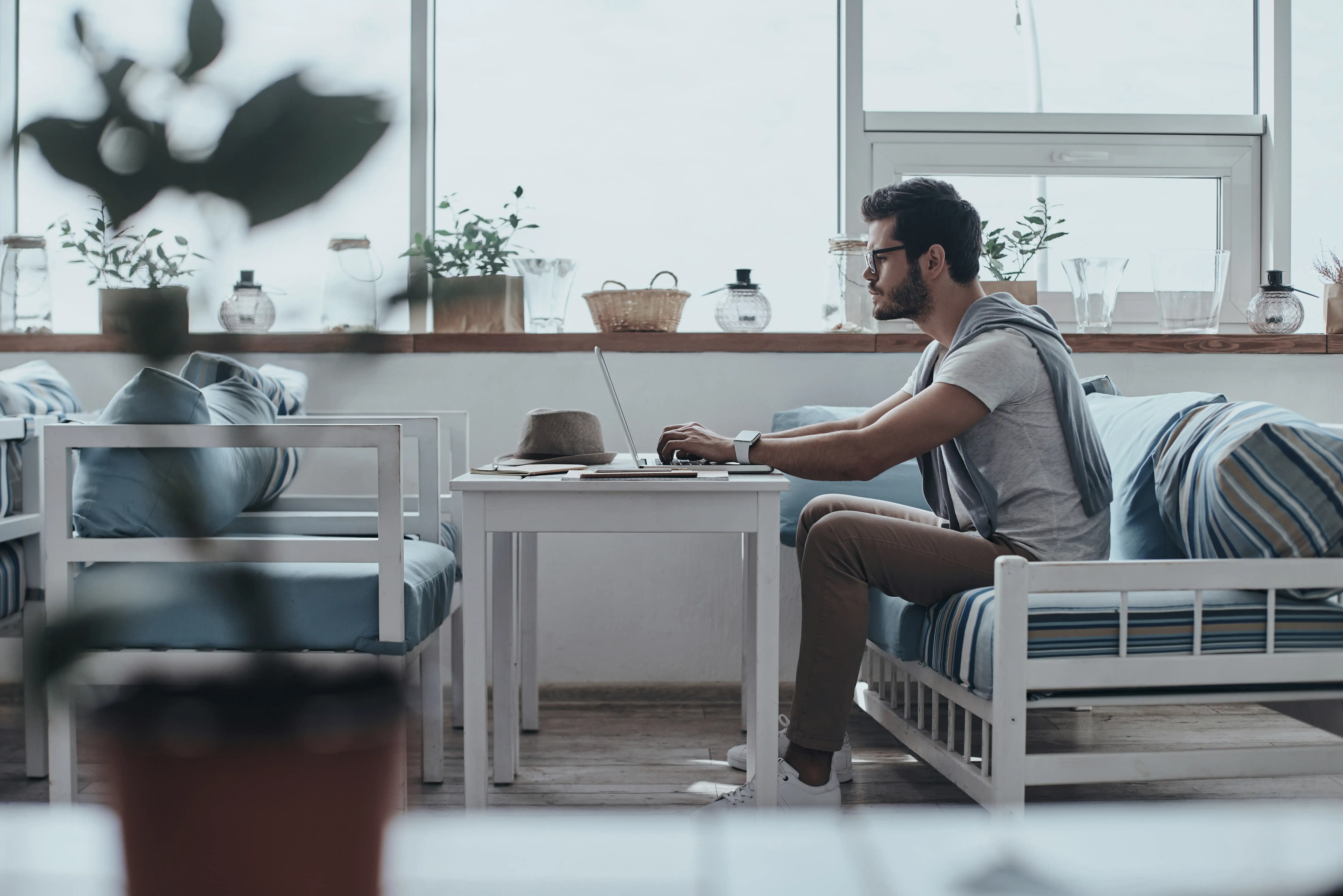 Persona concentrada trabajando — Suero Cognitivo FLÜO